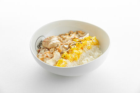 Рисовая каша с кокосом, манго и кешью