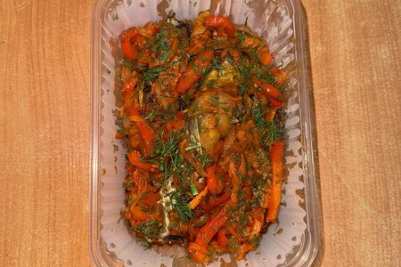 Сазан в томатном овощном соусе