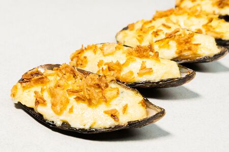 Мидии под сырным соусом