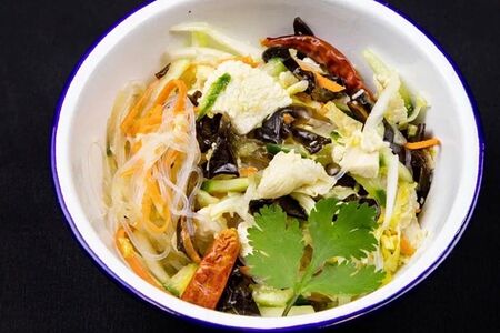 Салат по-харбински с курицей, фунчозой и овощами 