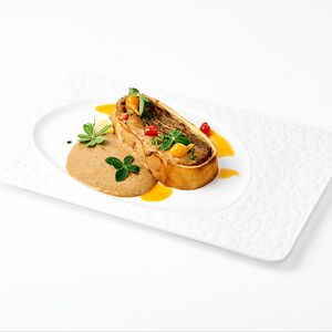 Мясной пирог с индейкой и соусом из белых грибов