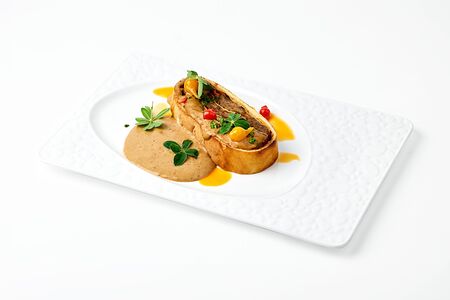 Мясной пирог с индейкой и соусом из белых грибов