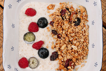 Овсяная каша с гранолой и ягодами