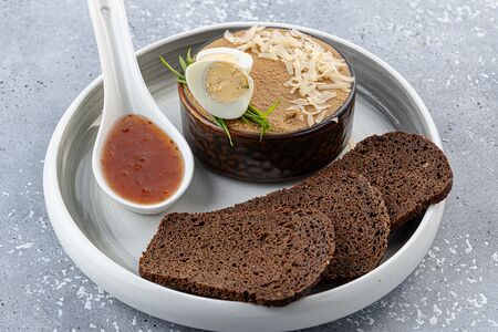 Паштет из куриной печени с джемом из инжира и гренкой