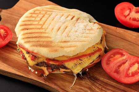 Питбургер с соусом гриль