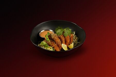 Креветки в панировке с салатом из капусты