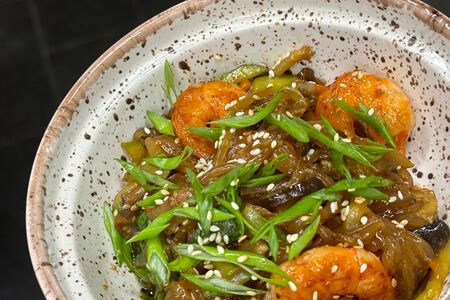 Wok с креветками и овощами