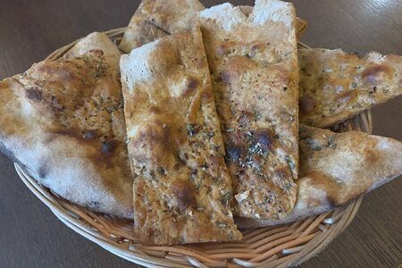 Фокаччо с чесноком на ржаном тесте