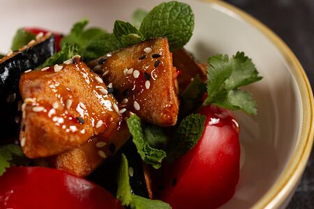 Теплый салат с баклажанами