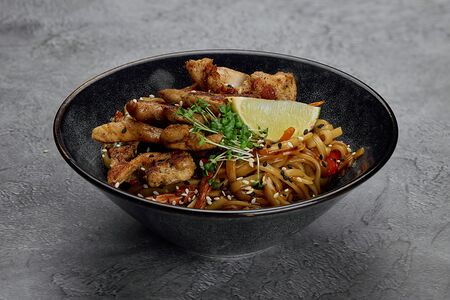 WOK-удон с курицей