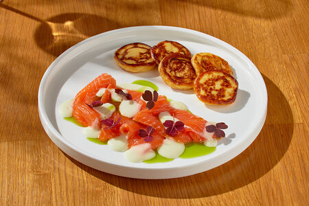 Форель с картофельными оладьями с пармезаном и луковым уксусом