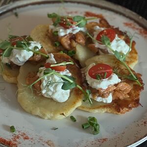 Драники с лососем и творожным сыром 