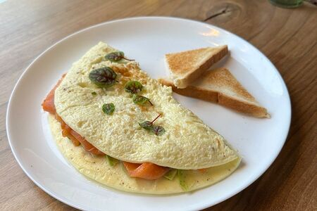 Омлет с лососем и творожным сыром