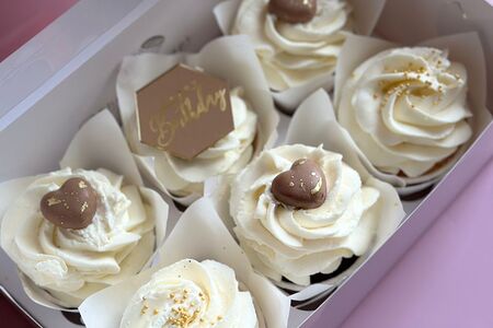 6 капкейков Happy Birthday с шоколадными сердечками 