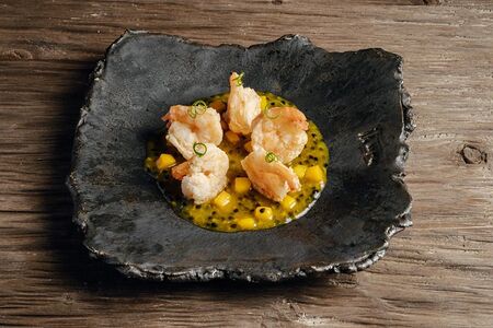 Креветки васаби с золотым манго и маракуйя соусом