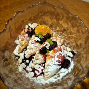 Маковые губертики с домашним ежевичным соусом