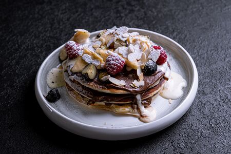 Панкейки с Нутеллой, ванильным кремом и бананом