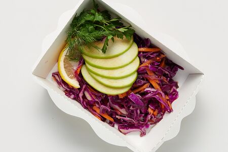 Веганский салат с капустой, яблоком и перцем, семечками кунжута и подсолнуха с оливковым маслом 