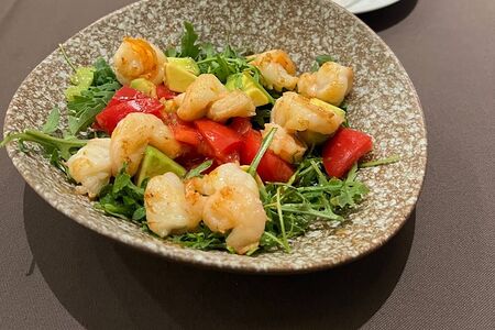 Салат с креветками, авокадо и томатами