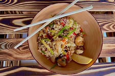 Вок с рисом и морепродуктами