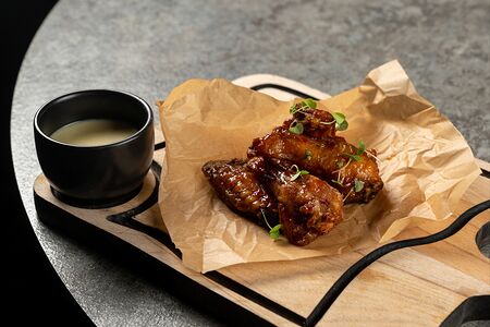 Куриные крылья в хрустящей корочке с соусом из рисовой крупы