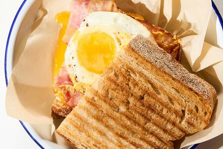 Грильчиз с беконом и яйцом