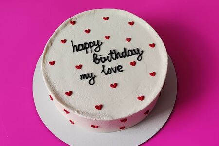 Торт в подарок на день рождения с сердечками happy birthday my love 