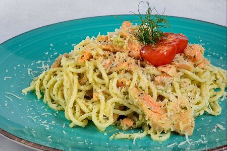 Паста с лососем и соусом песто