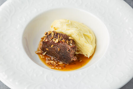 Телячьи щечки с картофельным пюре