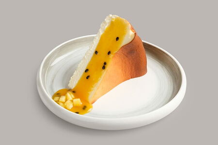 Чизкейк Сан Себастьян с соусом манго-маракуйя