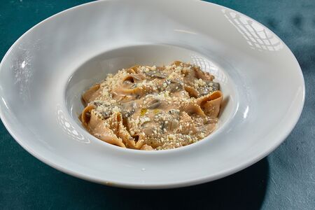 Паппарделле с говядиной и сыром дорблю