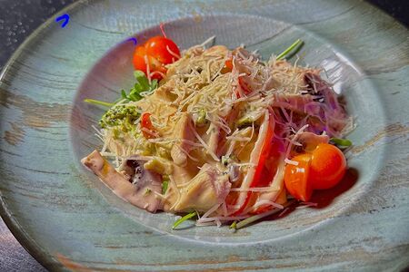 Тёплый салат с курицей в сливочном соусе