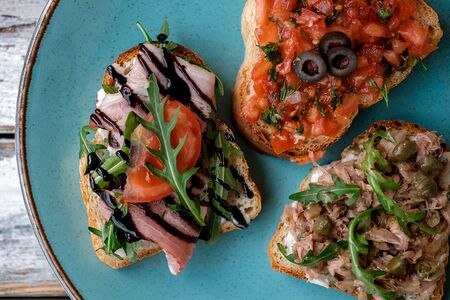 Брускетты с томатом, тунцом, беконом