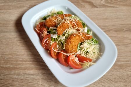Салат Цезарь с креветками