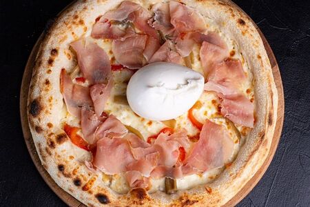 Пицца с хамоном и бурратой