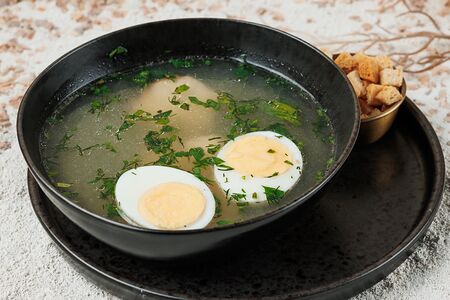 Куриный бульон с яйцом и зеленью