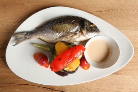 Дорадо с овощами гриль