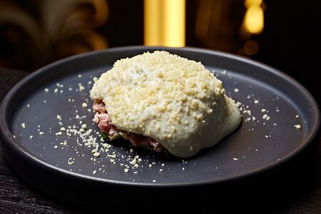 Тартар из говядины и пармезан 