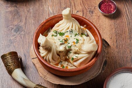 Хинкали в сливочном соусе на кеци