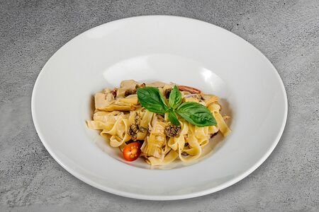 Тальятелле с артишоками, сальсой из вяленных помидоров и грибов