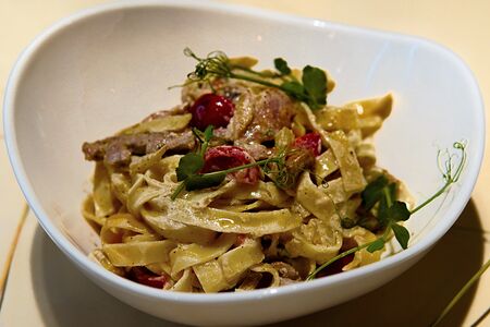 Паста с утиной грудкой и лисичками