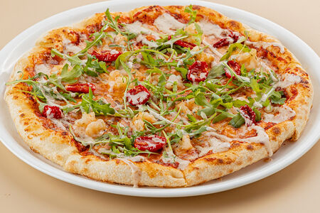 Пицца с креветками, моцареллой и вялеными томатами 