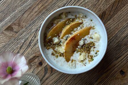 Каша овсяная с дорблю и сезонными ягодами