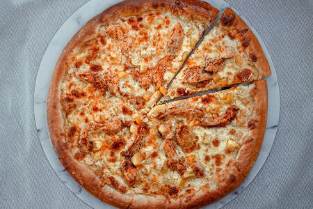 Пицца с курицей и ананасами