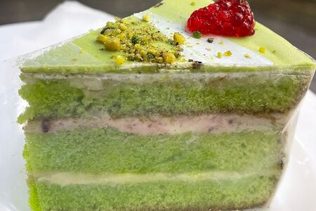 Пирожное фисташковое с малиной