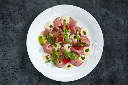 Вителло тоннато с рукколой