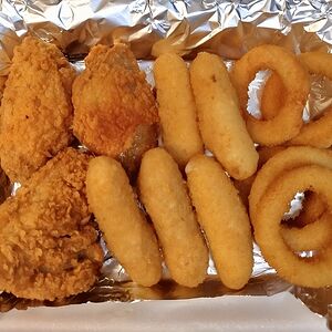 Бокс с крыльями, луковыми кольцами и сырными палочками