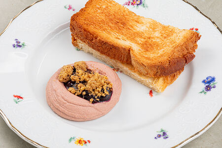 Паштет из куриной печени с чёрной смородиной и бриошью