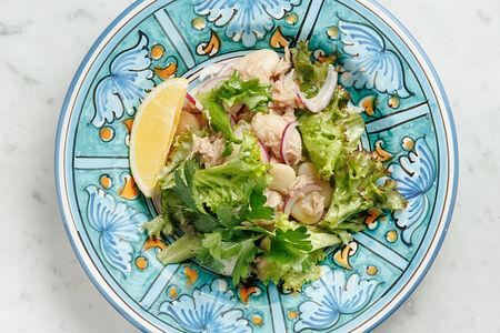 Деревенский салат с тунцом и фасолью лима