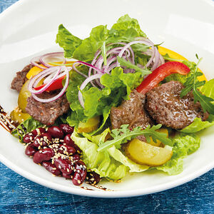 Салат с теплой говядиной